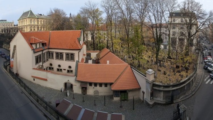 Namen der Opfer an den Wänden der Pinkas-Synagoge