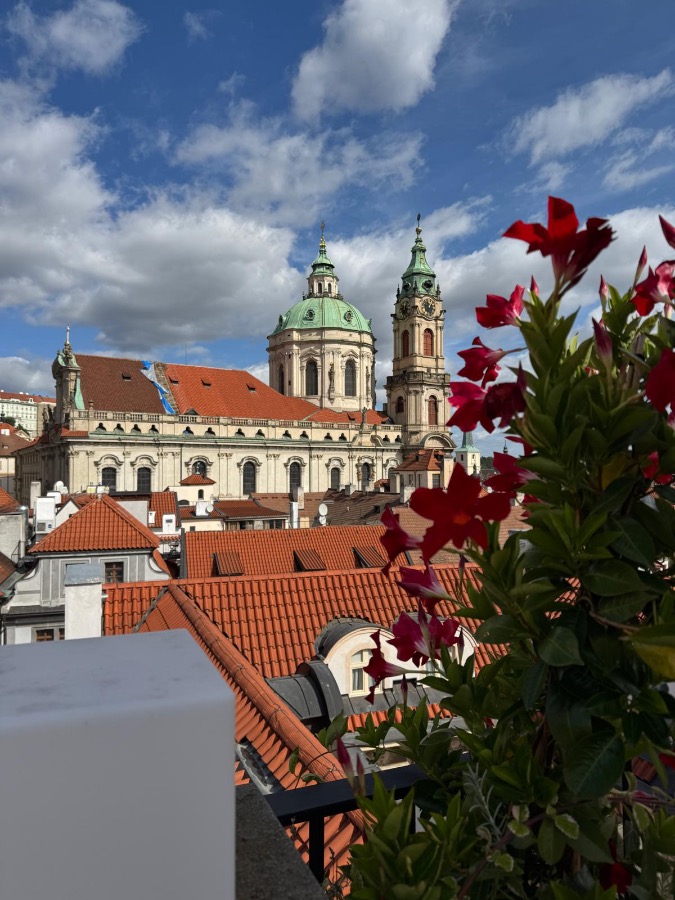 Blick über die Dächer der Kleinseite auf St. Nikolaus