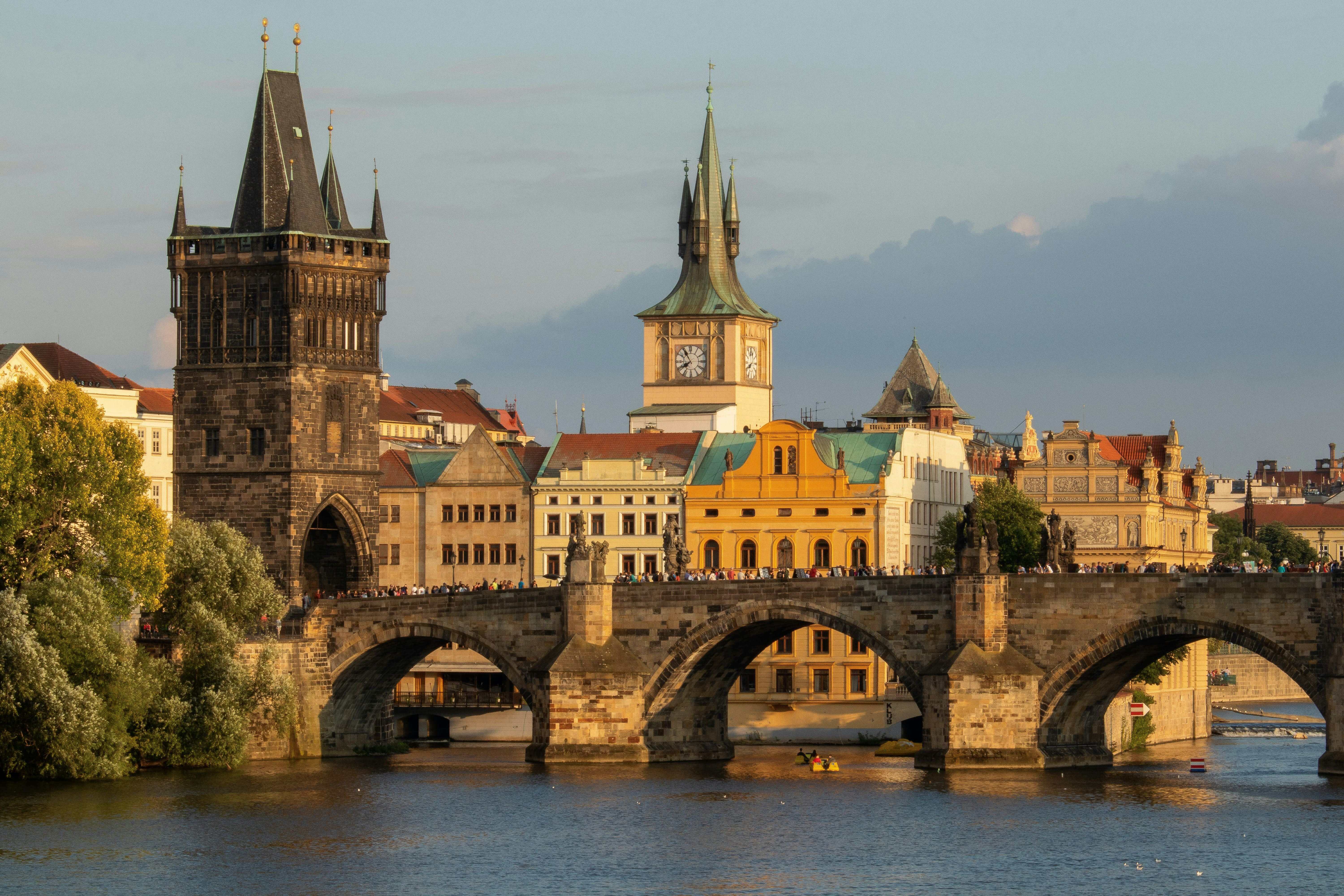 Karlsbrücke Prag — historische Steinbrücke mit Barockheiligen über der Moldau
