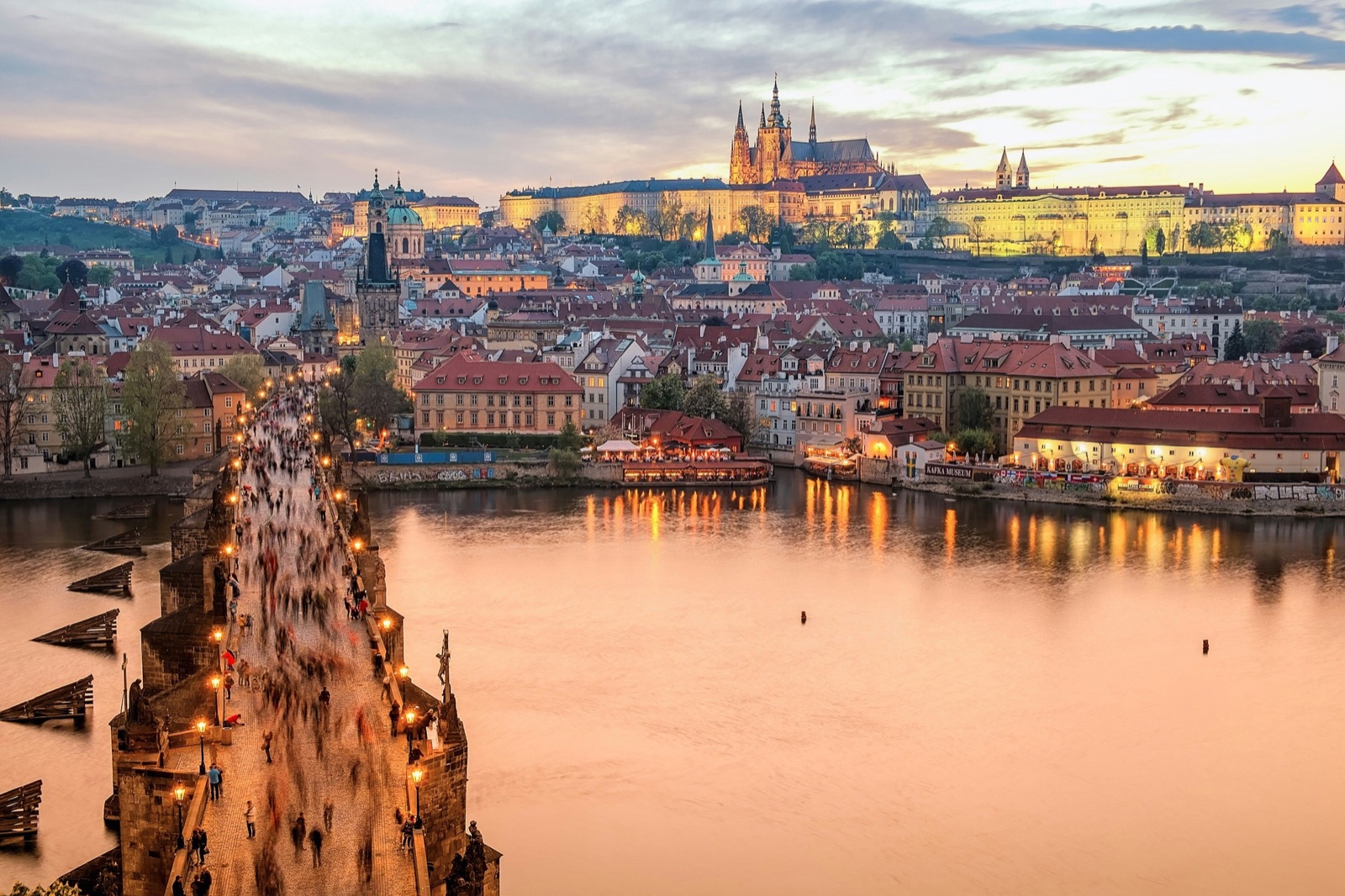 Die Karlsbrücke und die Prager Burg in der Abenddämmerung