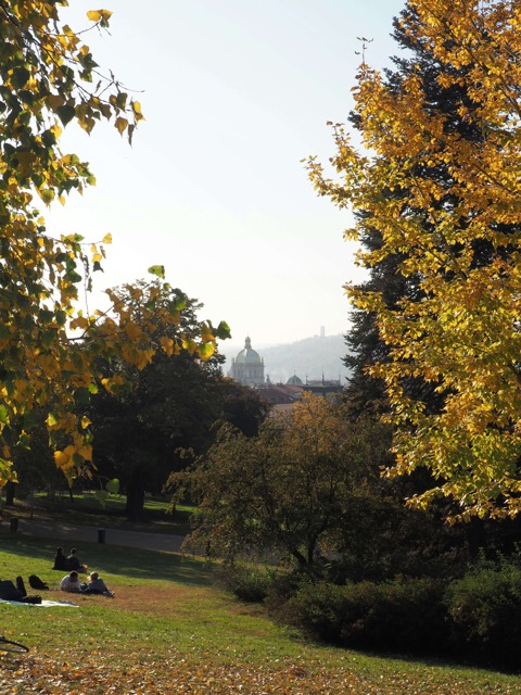 Prag im Herbst: Goldenes Licht & Weinlese