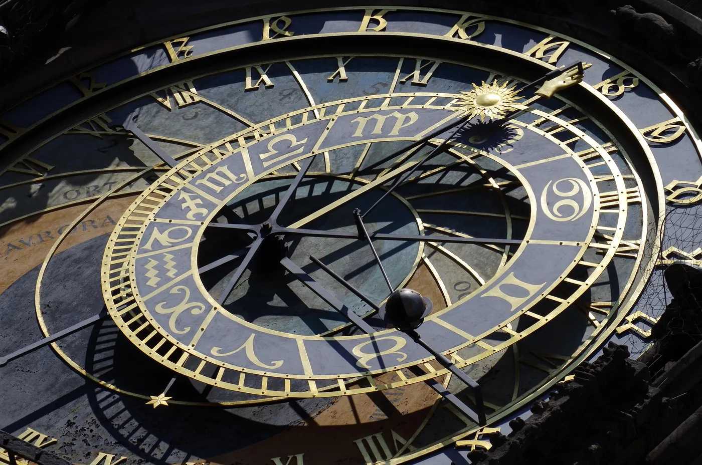 Das Zifferblatt der astronomischen Uhr am Altstädter Rathaus