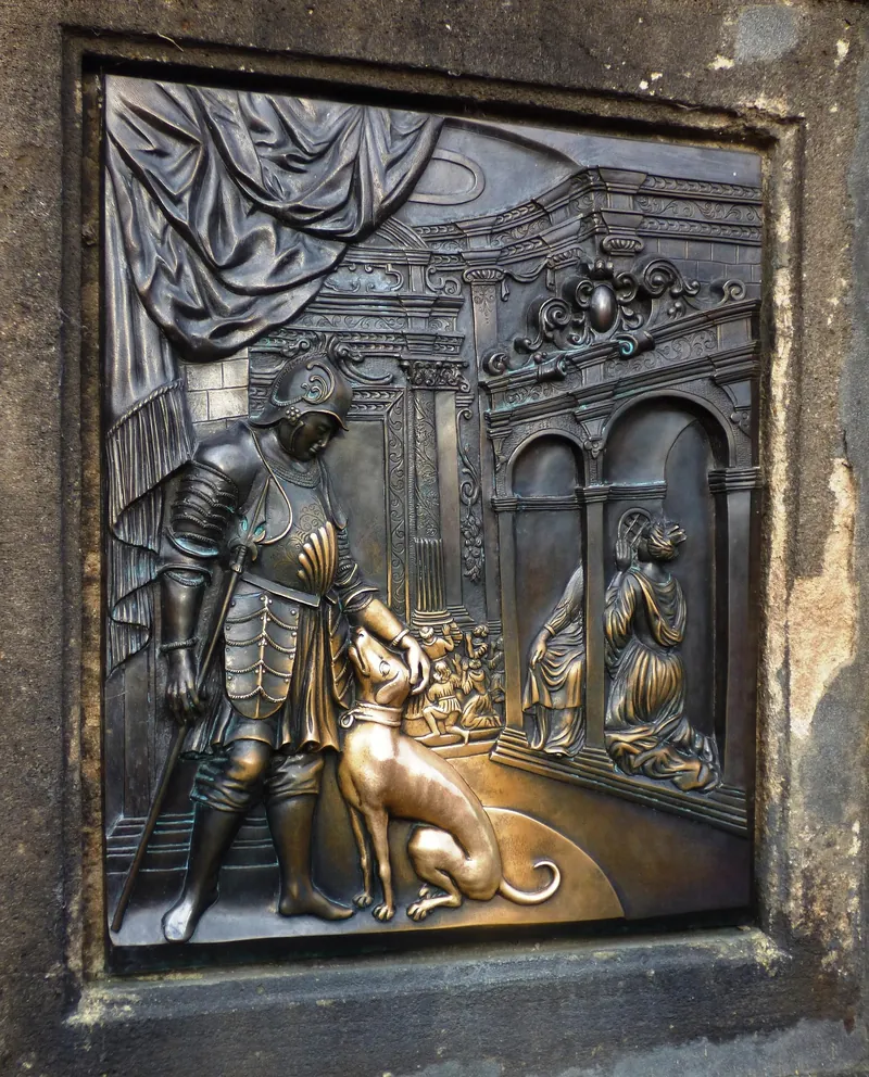 Bronzerelief am Sockel der Nepomuk-Statue, blank gerieben von vielen Händen