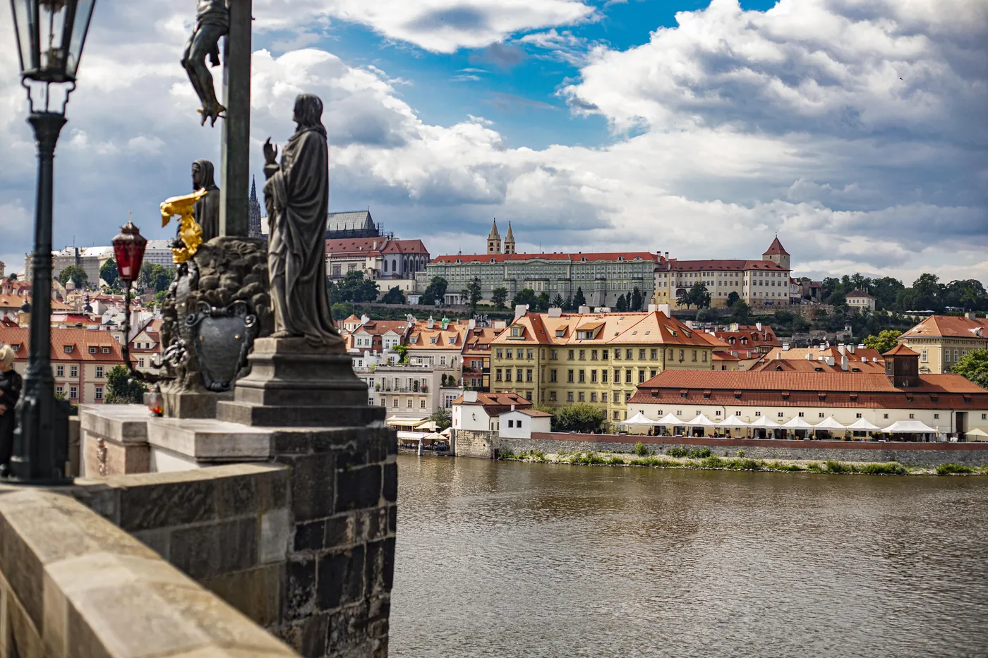 Blick von der Karlsbrücke auf die Kleinseite und die Burg