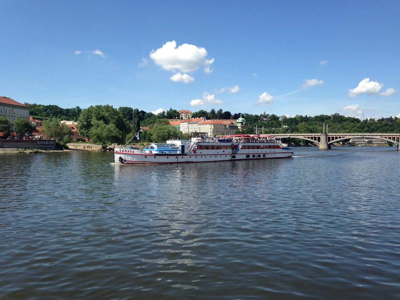 Ein Ausflugsschiff auf der Moldau