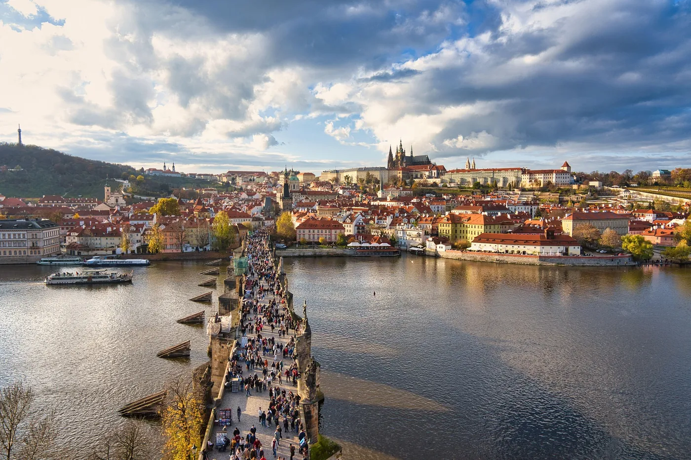 Blick vom Altstädter Brückenturm über die Karlsbrücke zur Kleinseite