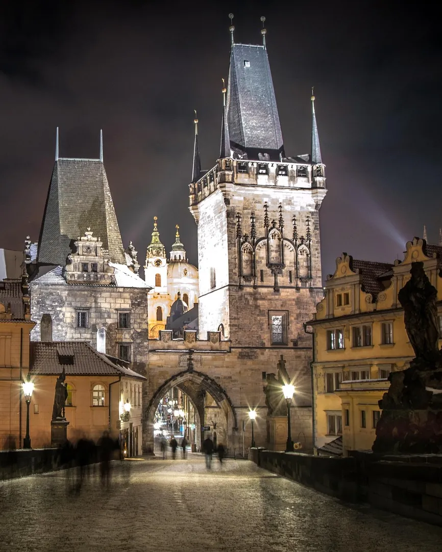 Die Karlsbrücke bei Nacht mit den Kleinseitner Brückentürmen
