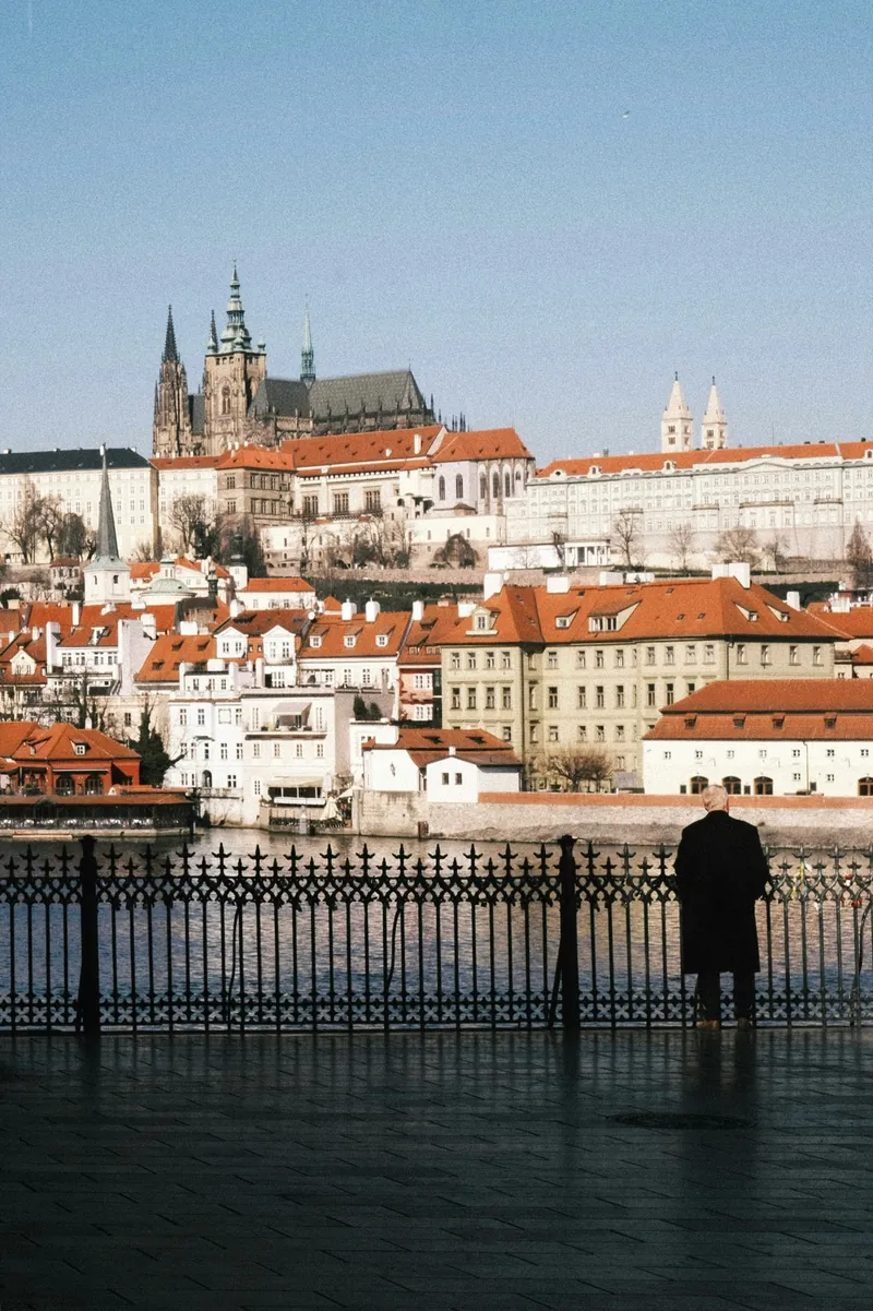 Die Kleinseite und die Prager Burg, vom Moldauufer aus gesehen