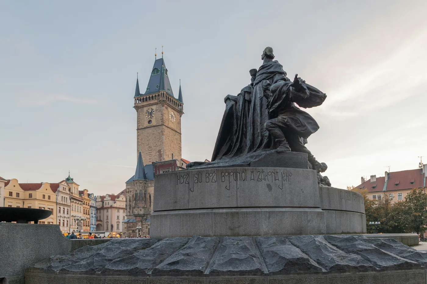 Das Jan-Hus-Denkmal auf dem Altstädter Ring, dahinter der Turm des Altstädter Rathauses