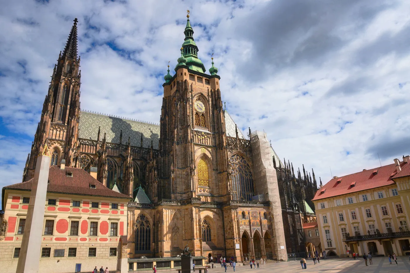 Der Veitsdom mit seinen Türmen im Dritten Burghof