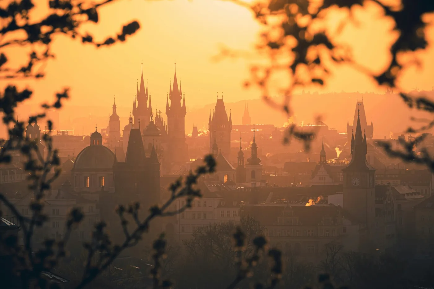 Die Türme der Prager Altstadt im Gegenlicht der Abendsonne