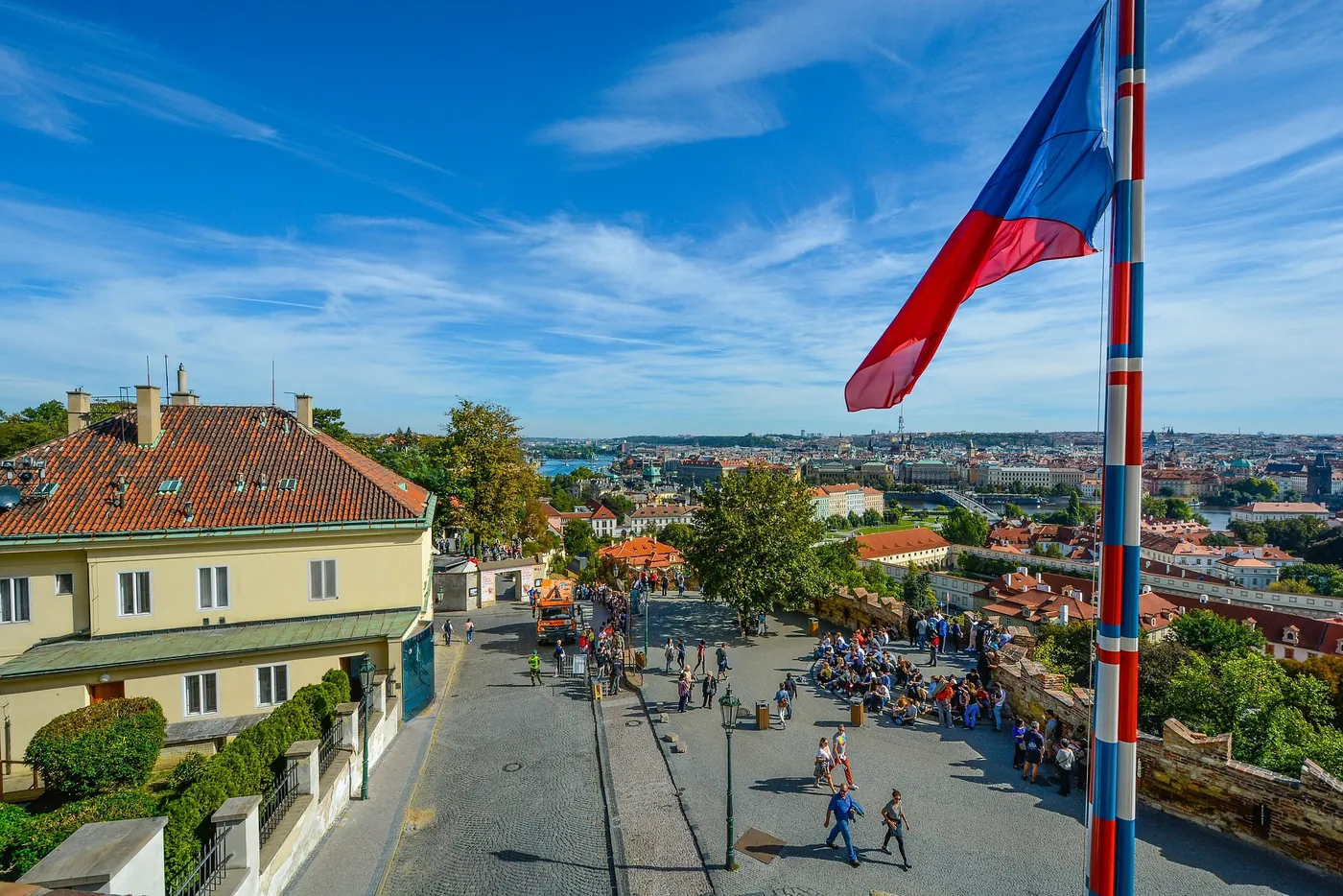 Blick von der Alten Schlossstiege hinunter auf die Dächer der Kleinseite